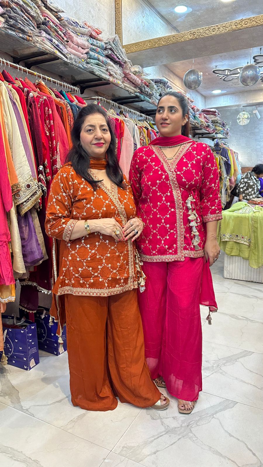 "SVARA" Beautiful Short Suit With V-Neck FS86