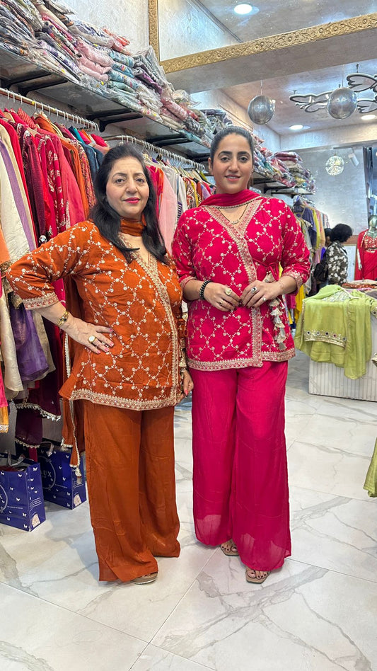 "SVARA" Beautiful Short Suit With V-Neck FS86