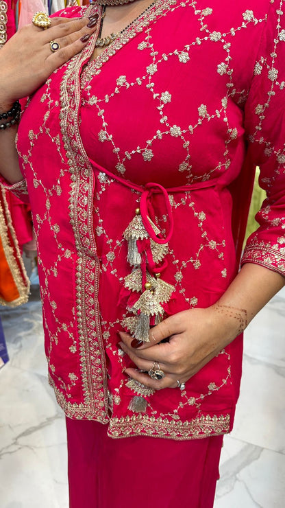 "SVARA" Beautiful Short Suit With V-Neck FS86