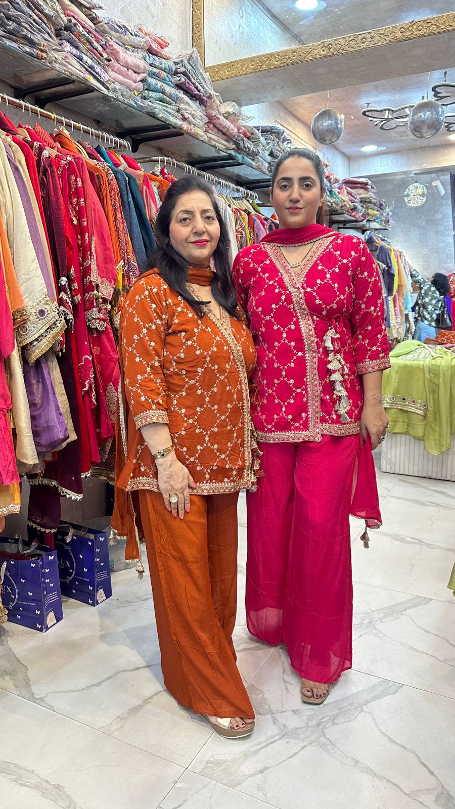 "SVARA" Beautiful Short Suit With V-Neck FS86