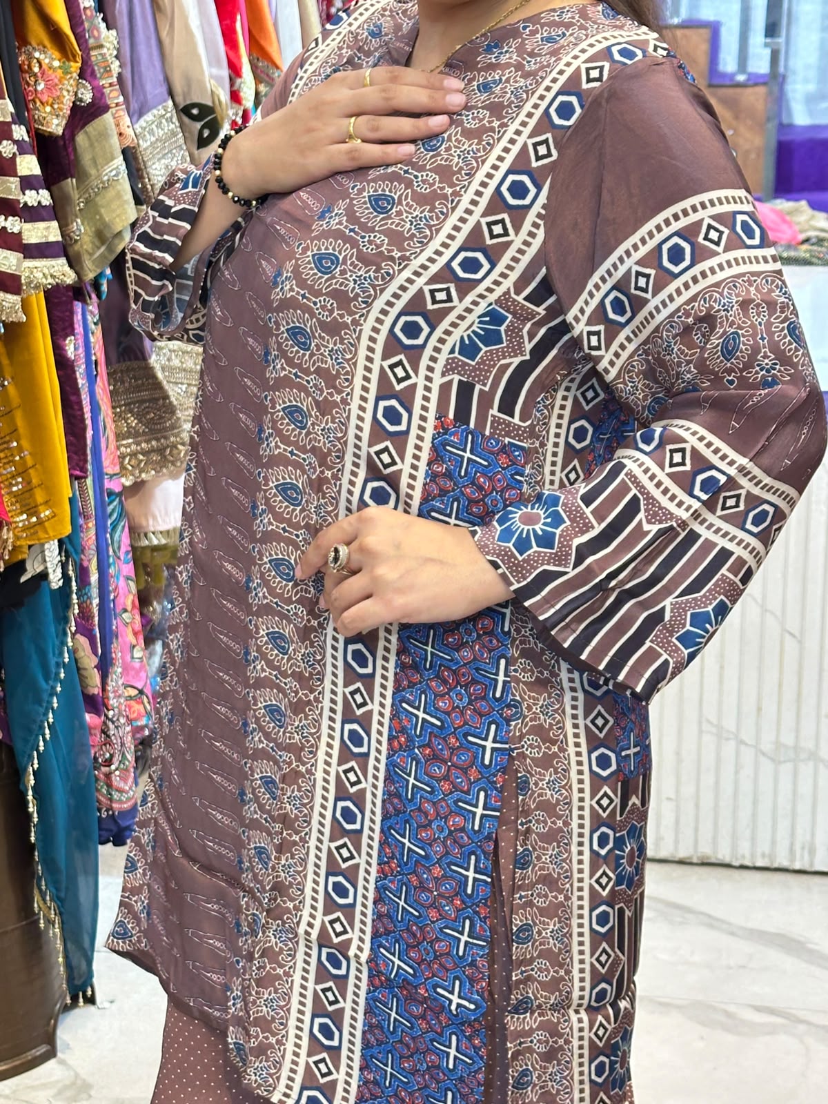 ‘AAB’ Elegant Suit With V-neck FS236